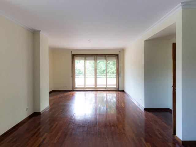 Apartamento T3 na rua do Campo Alegre, ao Jardim Botânico