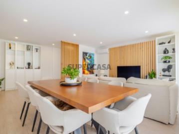Apartamento T3 nas Casas do Lago, Amadora, com dois lugares de garagem