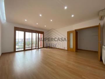 Apartamento T3 nas Colinas do Cruzeiro | 4 Parqueamentos + Arrecadação