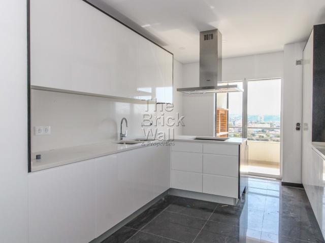 Apartamento T3 nas Colinas do Cruzeiro com terraço e box para 3 carros