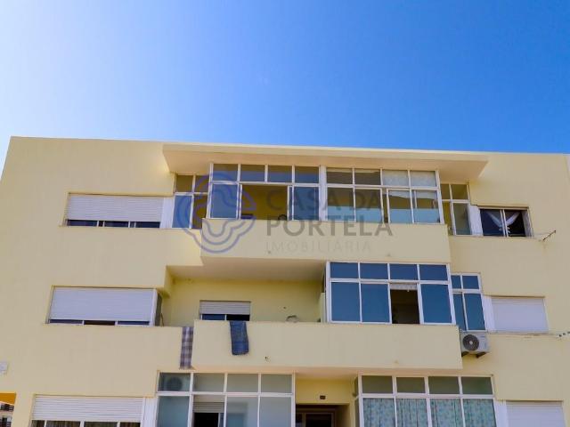 Apartamento T3 no 2º andar com 2 WC, Varanda fechada, perto escolas, autocarros e estação comboios