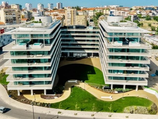Apartamento T3 no Barreiro com vista para o rio, piscina e garagem