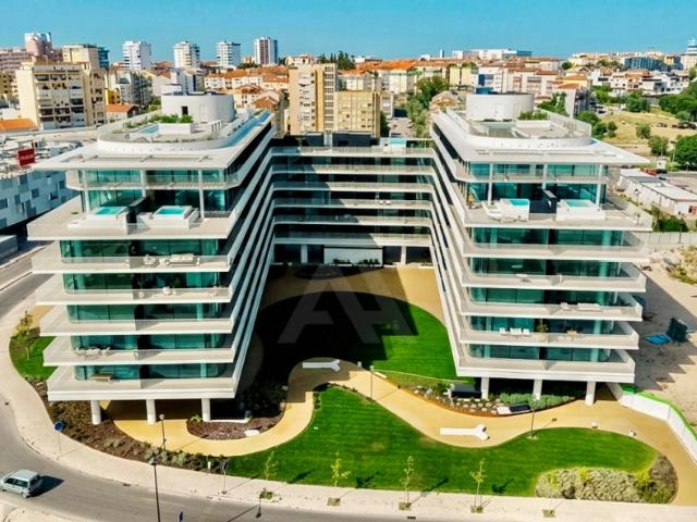 Apartamento T3 no Barreiro com vista para o rio, piscina e garagem