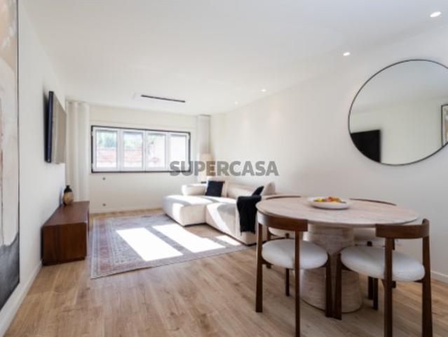 Apartamento T3 no Braço de Prata Inserido no Condomínio Pátio do Oriente | 2 Estacionamentos