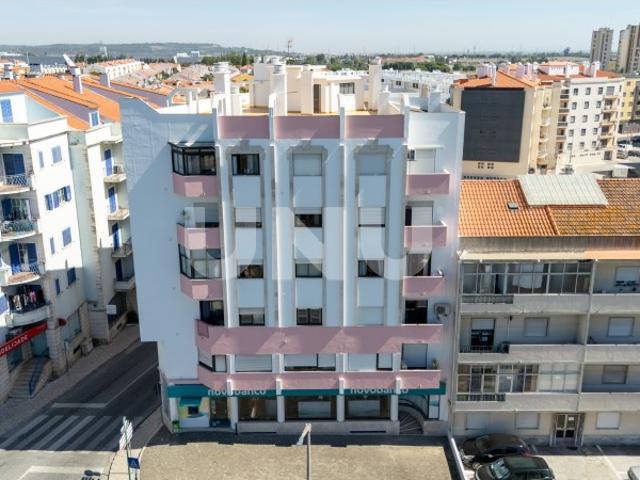 Apartamento T3 no centro do Carregado!