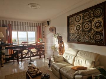 Apartamento com 3 quartos e elevador no centro da cidade. Perto de farmácia e transportes públicos