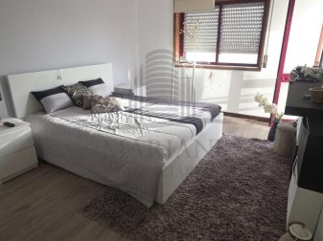 Apartamento T3 no Centro de Canelas Uma Oportunidade Imperdível!