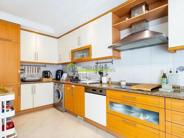 Apartamento T3 no centro de Vialonga com parqueamento, elevador e varandas espaçosas
