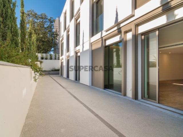 Apartamento T3 com terraço e garagem, em Cascais
