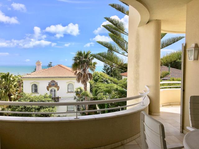 Apartamento T3 no Estoril, com vista frontal para o mar, a 350 metros da Praia