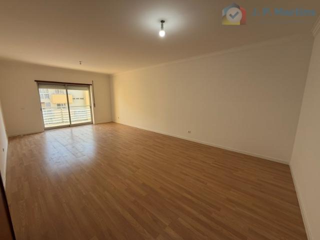Apartamento T3 no Lavradio Barreiro | Remodelado | 3º Andar com Elevador e Parqueamento