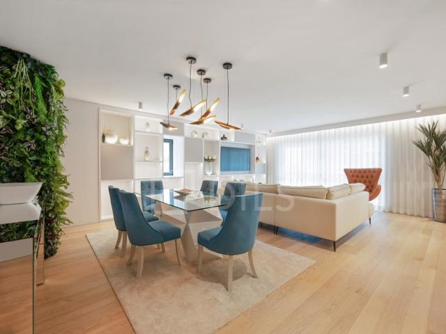 Apartamento T3, com área 150 m2,com 2 boxes, no Monte Estoril