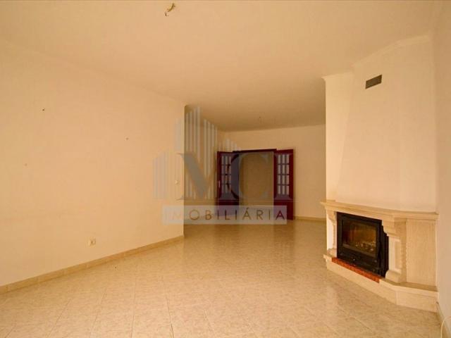 Apartamento T3 no R/C com 145 m² e Parqueamento em zona Central de Santarém!
