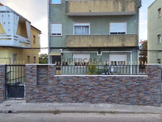 Apartamento T3 no R/C com Logradouros frente e trás Seixal Setúbal
