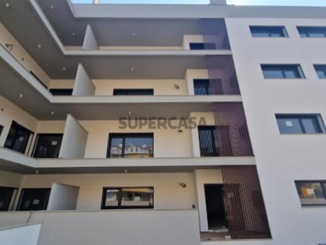 Apartamento T3 no Rés do Chão, com garagem parqueamento e varandas