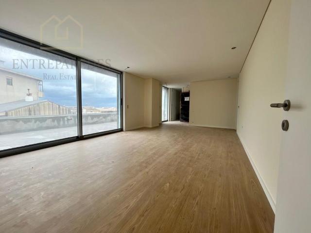 Apartamento T3 com terraço no centro de Espinho Pronto A H. 124m² Espinho