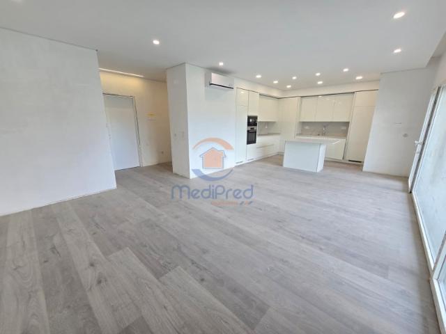 Apartamento T3 NOVO c/ Terraço 85 m2 e 3 Parqueamentos em Condomínio Fechado com Piscina | Caneças, Odivelas