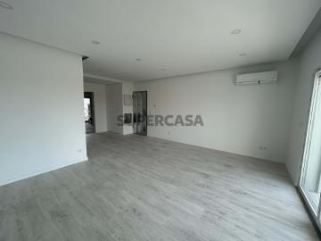 APARTAMENTO T3 NOVO COM TERRAÇO, PARQUEAMENTO E ARRECADAÇAO, CONDOMINIO PRIVADO