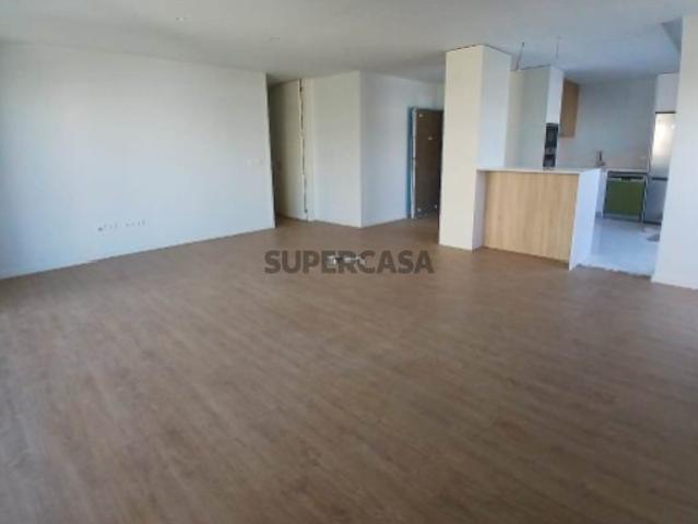 Apartamento T3 novo com varanda à Santa Rita, pronto a habitar