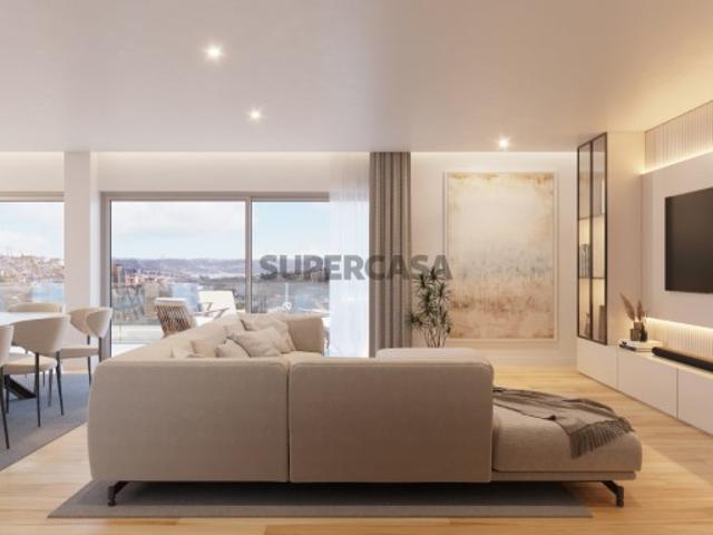 Apartamento T3 novo, com varanda e estacionamento, em Campolide