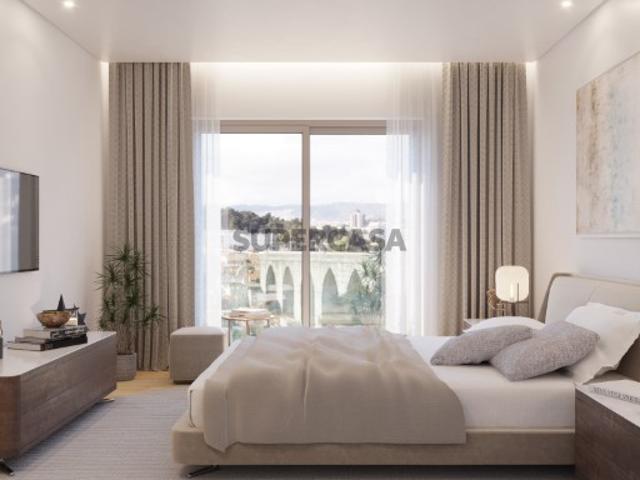 Apartamento T3 novo, com varandas e estacionamento, em Campolide