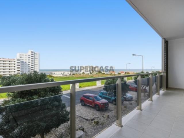 Apartamento T3, novo, com vista de mar, localizado em Santa Cruz