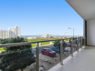 Apartamento T3, novo, com vista de mar, localizado em Santa Cruz