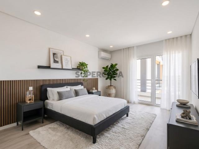 Apartamento T3 novo com elevador, parqueamento e arrecadação em condomínio privado em Paio Pires