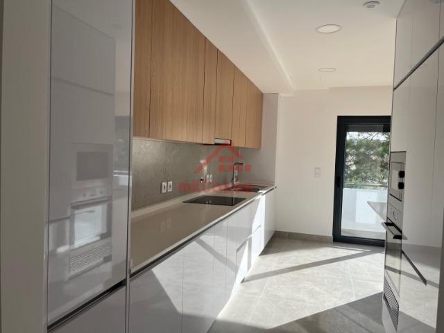 Apartamento T3 NOVO com excelente exposição solar, moderno, cozinha totalmente equipada, VMC, Ar Condicionado, varanda ampla, 2 Parqueamentos
