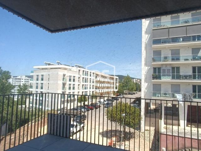Apartamento T3 Novo com Garagem para 3 Carros – Vale das Flo. 127m² Santo António Dos Olivais