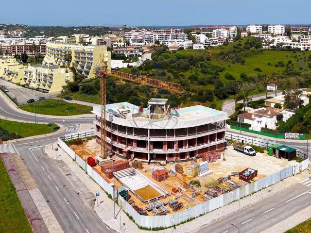 Apartamento T3 Novo com Piscina e Vista Mar situado em Lagos, Meia Praia