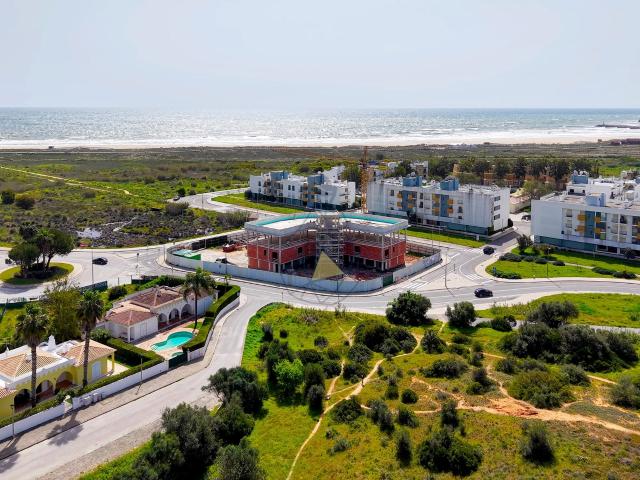 Apartamento T3 Novo com Piscina e Vista Mar situado em Lagos, Meia Praia