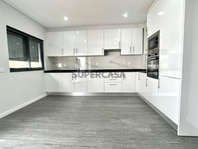 Apartamento T3 Novo com Piscina, Garagem e Arrecadação em Olhão