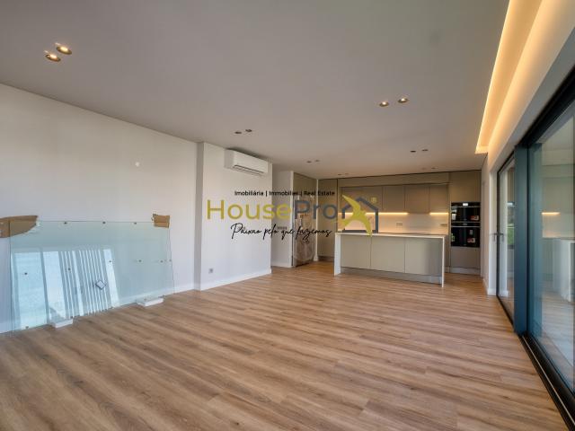 Apartamento T3 novo com piscina, garagem e arrecadação em Faro