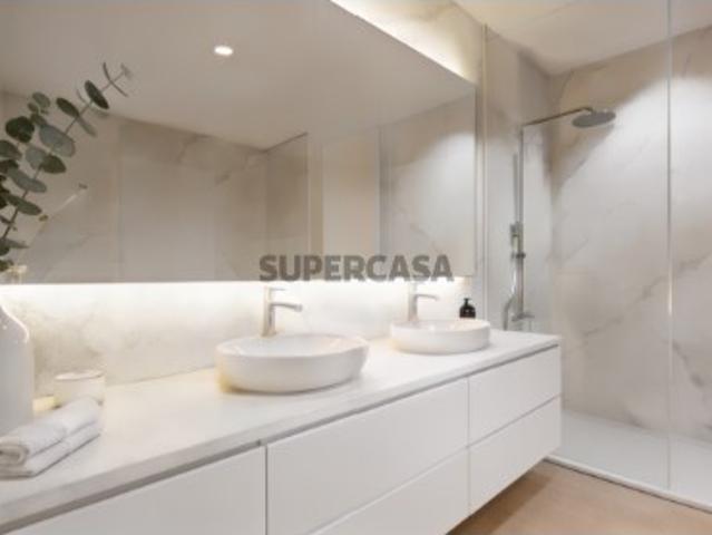 Apartamento T3 novo,duas frentes, varandas, garagem fechada para duas viaturas, área bruta 211,85m2