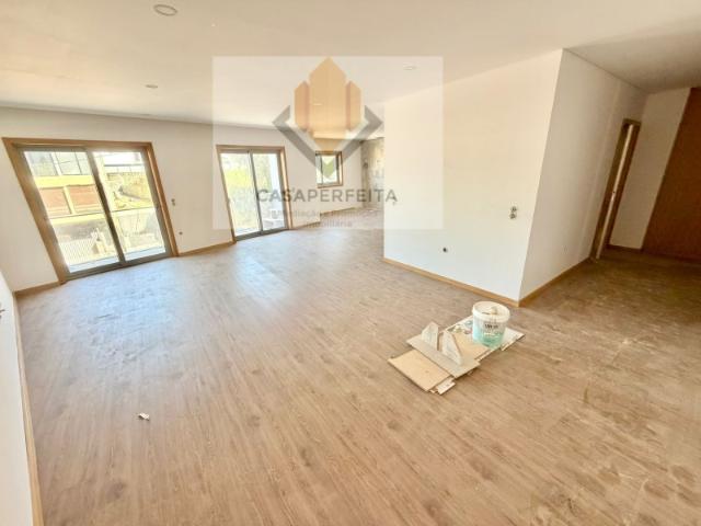 Apartamento T3 NOVO de 2 Frentes com 156m2, Varanda e Lugar de Garagem Nogueira da Regedoura