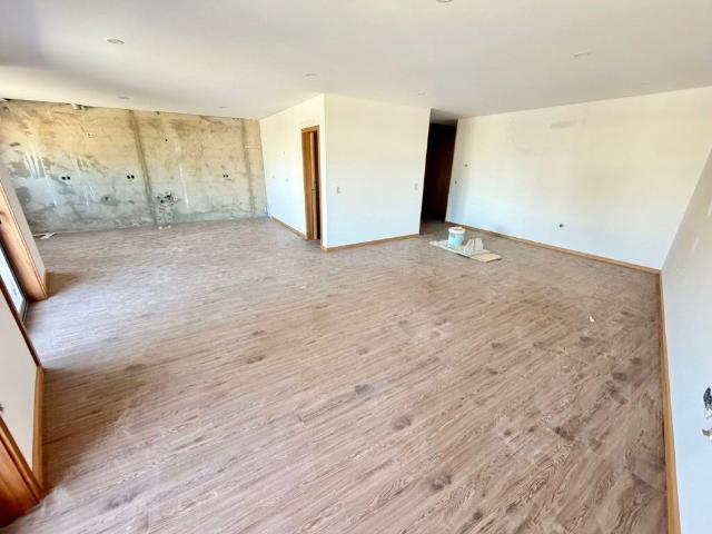 Apartamento T3 NOVO de 2 Frentes com 156m2, Varanda e 2 Luga. 156m² Nogueira Da Regedoura