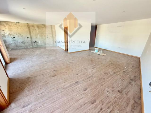 Apartamento T3 NOVO de 2 Frentes com 156m2, Varanda e 2 Lugares de Garagem Nogueira da Regedoura