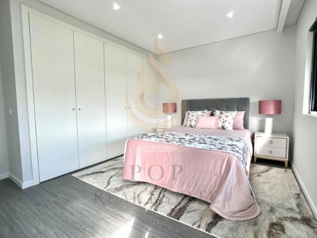 Apartamento T3 novo, em Olhão, com 2 varandas, garagem, arrecadação e piscina