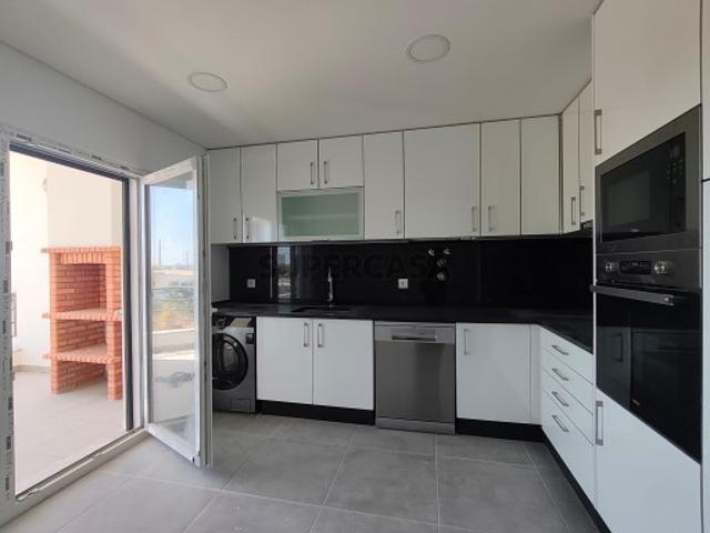 Apartamento T3 Novo em Condomínio Privado | Varandas Generosas | Parqueamento e Arrecadação