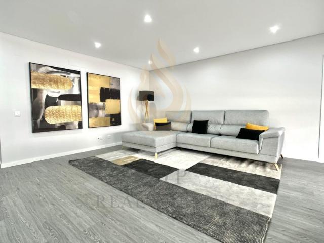 Apartamento T3 novo situado em Olhão, em condomínio privado com piscina, varanda, garagem e arrecadação