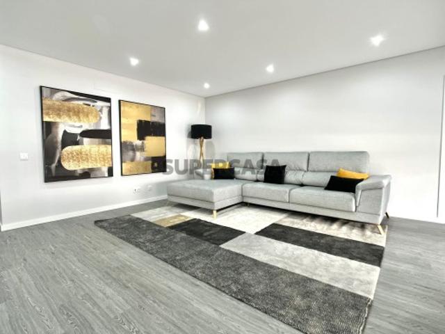 Apartamento T3 novo situado em Olhão, em condomínio privado com piscina, varanda, garagem e arrecadação