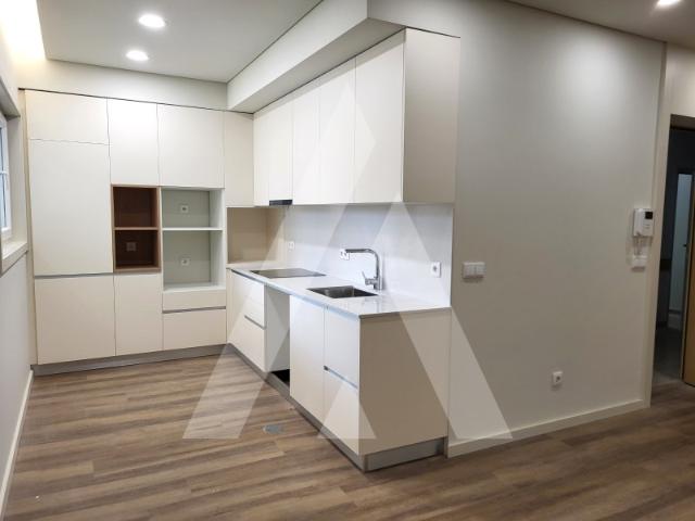 Apartamento T3 novo, situado no bloco 66
