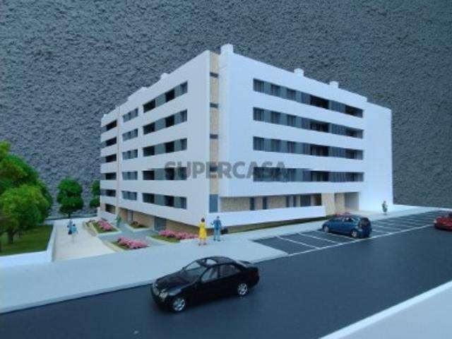 Apartamento T3 novo, varanda com churrasqueira  piscina e playground na cobertura do prédio, em Moreira da Maia
