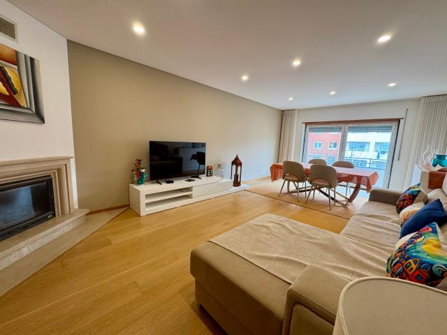 Apartamento T3, para Arrendamento em São Domingos de Rana