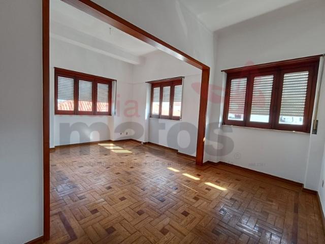 Apartamento T3 para arrendamento na vila da Lourinhã