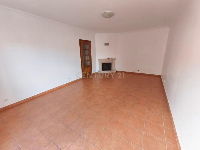 Apartamento T3 para arrendar com terraço de 200m² e garagem para dois carros — Lourinhã