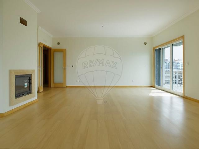 Apartamento T3 para arrendar em Oeiras e São Julião da Barra, Paço de Arcos e Caxias, Oeiras RE/MAX Portugal