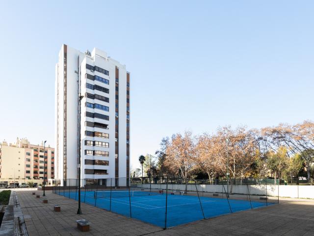 Apartamento T3 para arrendar em condomínio com court de ténis e piscina no último piso