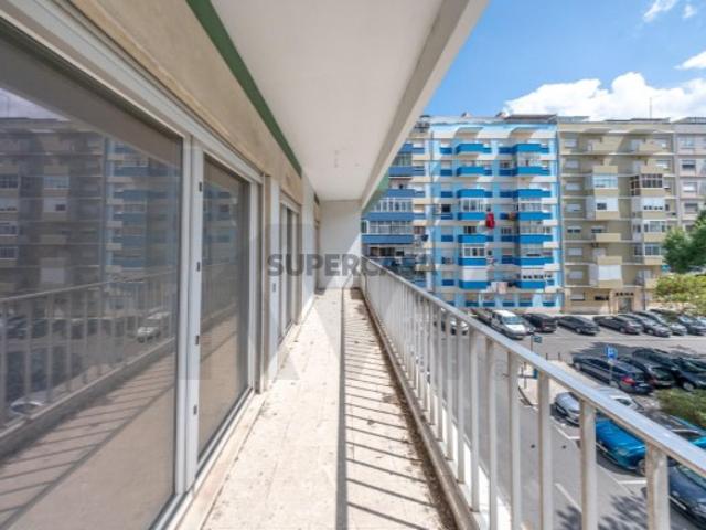 Apartamento T3 para remodelação junto ao Califa